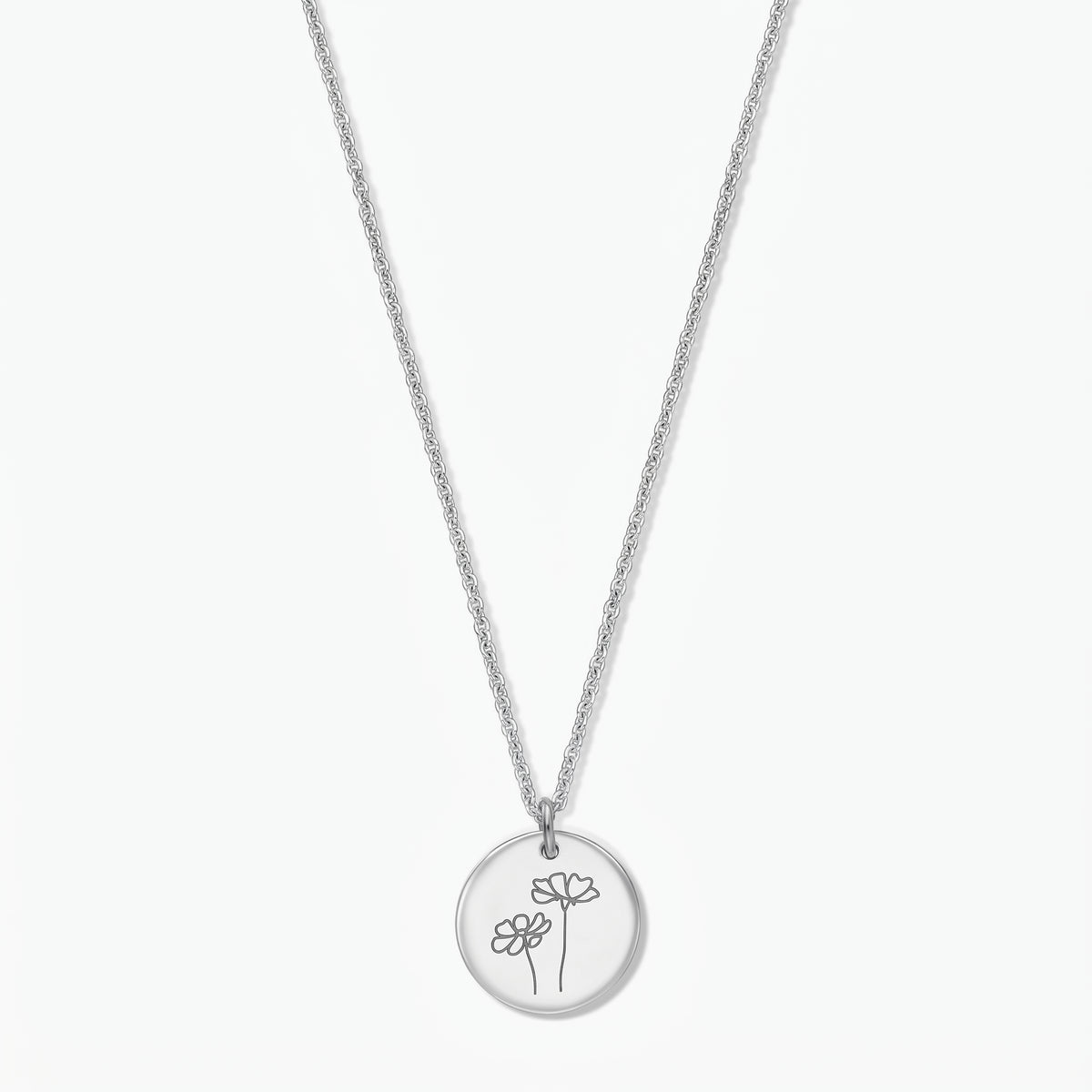 Halskette aus Sterlingsilber mit Geburtsblume Oktober (Cosmos) von Indira: runder Scheibenanhänger mit Gravur von zwei Cosmos-Blüten an einer feinen Silberkette, freigestellt vor weißem Hintergrund.