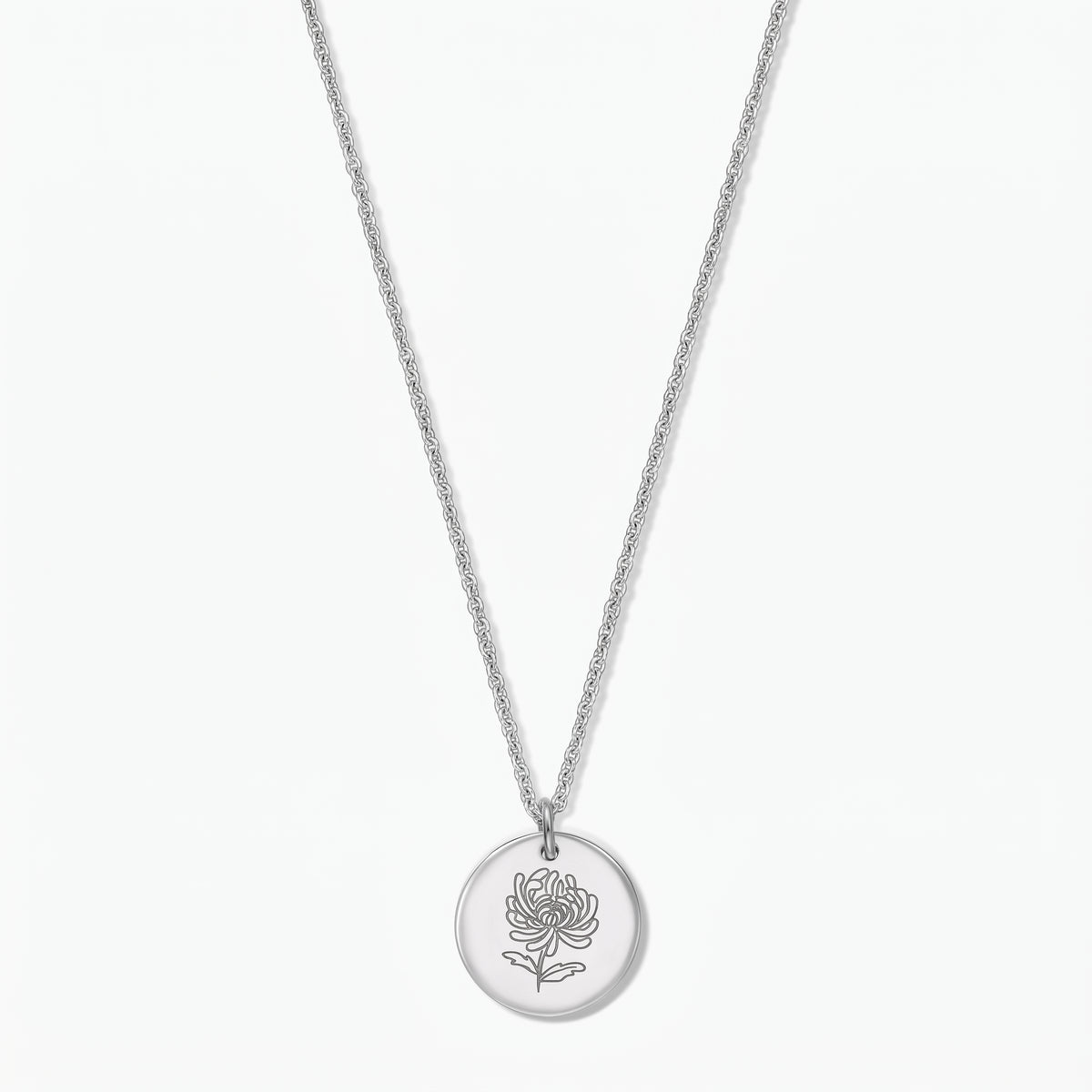 Elegante Geburtsblumen-Halskette aus Sterlingsilber mit rundem Scheibenanhänger, graviert mit einer Chrysantheme, an einer feinen Kette, fotografiert vor weißem Hintergrund.