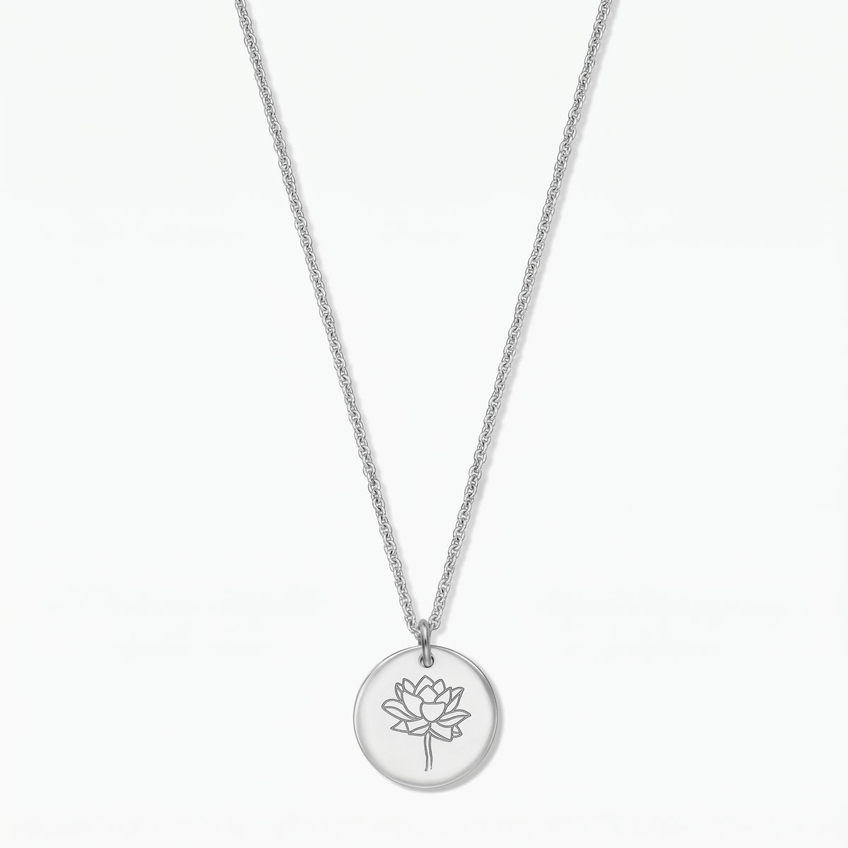 Elegante Halskette aus Sterlingsilber mit rundem Scheibenanhänger, graviert mit einer Lotusblume (Juli), vor weißem Hintergrund fotografiert.