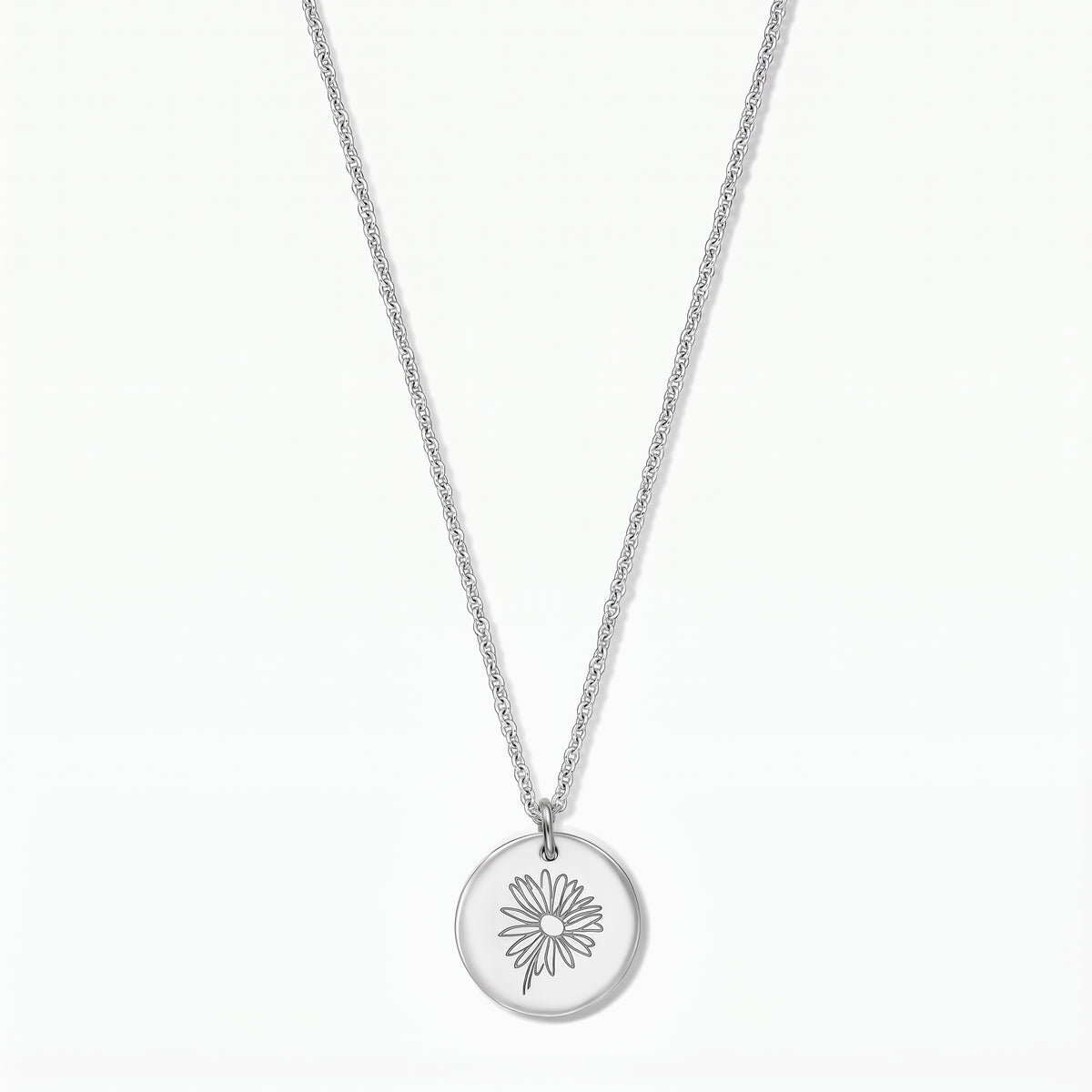 Sterlingsilber-Halskette mit rundem Scheibenanhänger, graviert mit einem Gänseblümchen, auf weißem Hintergrund fotografiert.