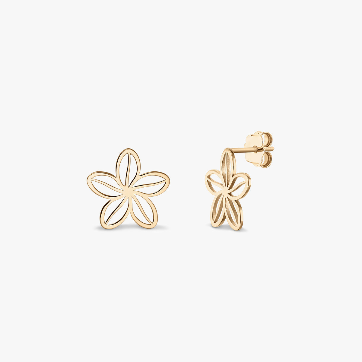 Paar Wildflower-Goldohrringe — 14K Gelbgold-Ohrstecker in durchbrochener, fünfblättriger Blütenform, von vorn und von der Seite auf weißem Hintergrund gezeigt.