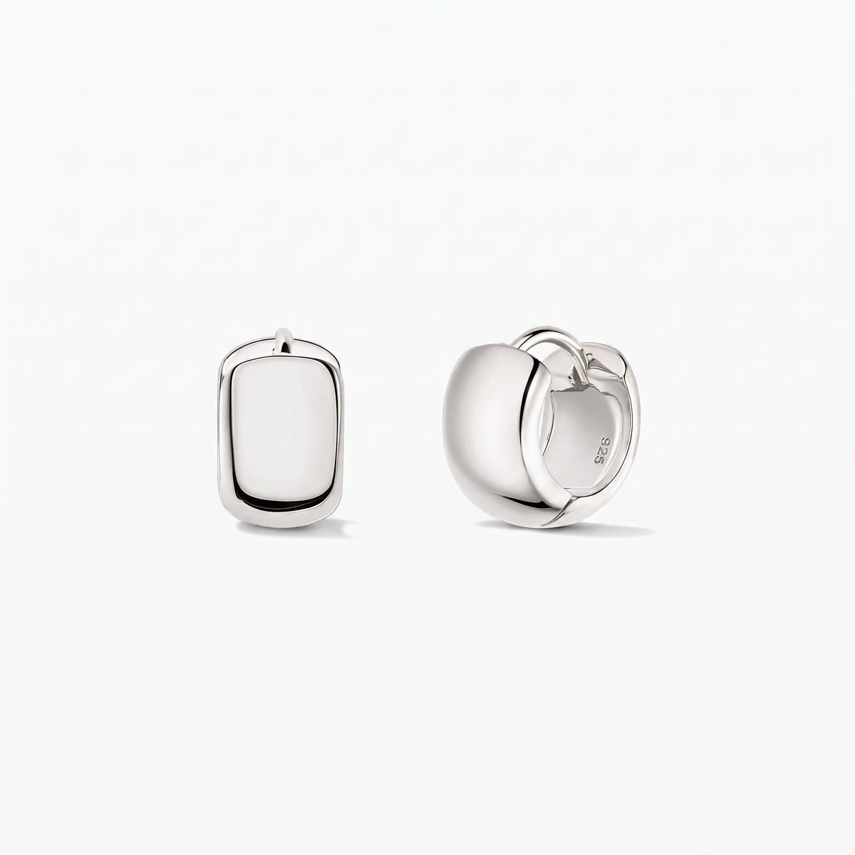 Bold Mini Hoops Silber-Creolen aus 925 Sterlingsilber von Indira, vor weißem Hintergrund gezeigt, eine Creole frontal und die andere seitlich mit sichtbarem Klappverschluss.