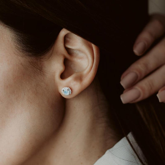 Nahaufnahme eines Ohrs, das den Keira Silver Earring mit Mondstein trägt.