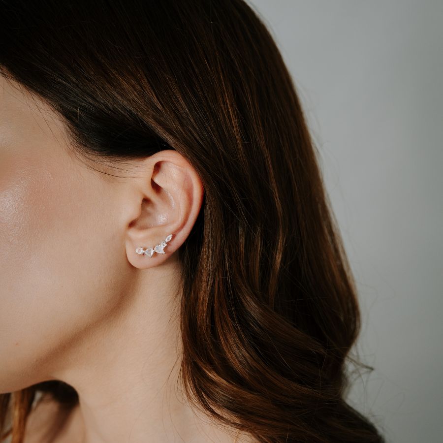 Elegante Nahaufnahme einer Frau, die Valery Silver Earrings with Moonstone trägt.