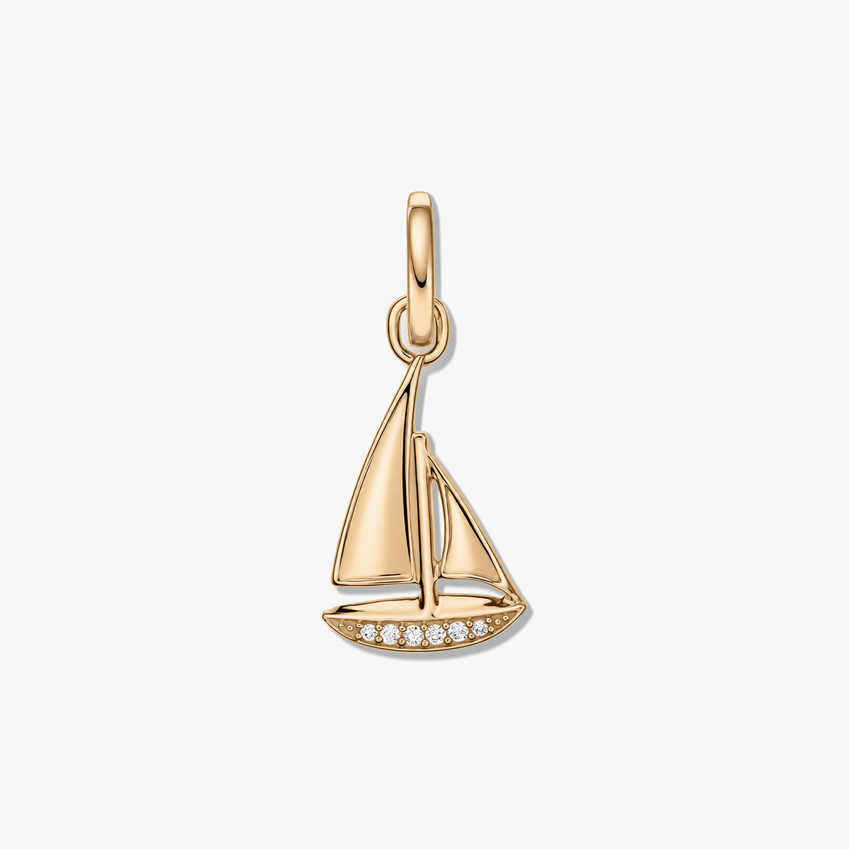 Anhänger in Segelbootform aus Sterlingsilber mit goldenem Finish und pavé-besetzten Zirkonias entlang des Rumpfs, freigestellt vor weißem Hintergrund.
