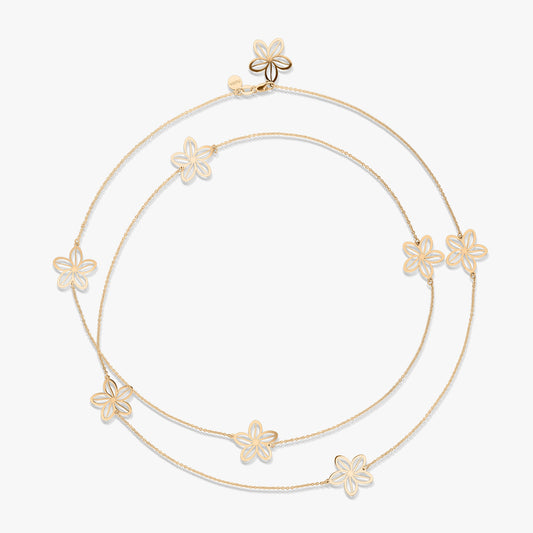 Goldkette mit floralen Motiven vor weißem Hintergrund.