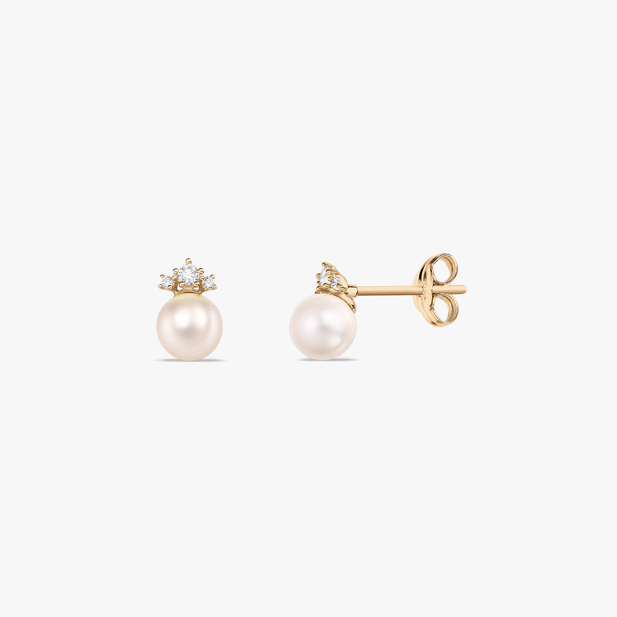 Paar Ohrstecker aus 14k Gelbgold mit runden Naturperlen und kleinen weißen Zirkonia in Krönchenform, von vorn und seitlich auf weißem Hintergrund gezeigt.