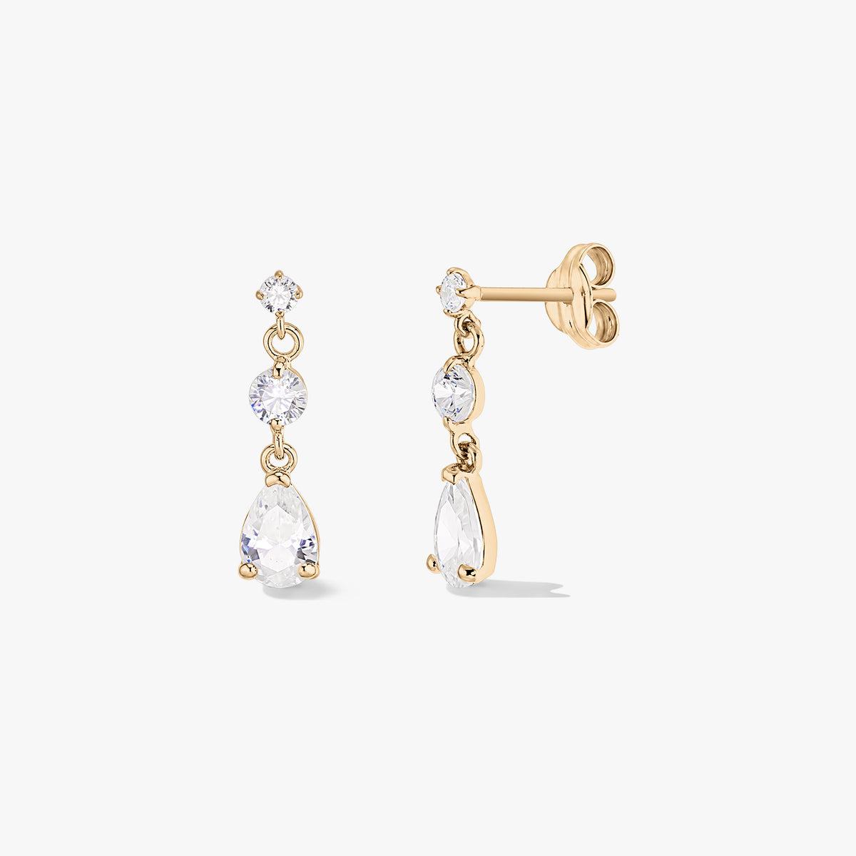 Paar Tropfenohrringe aus 14K Gelbgold mit drei weißen Zirkonia-Steinen (im Rund- und Tropfenschliff), frontal und seitlich auf weißem Hintergrund dargestellt.