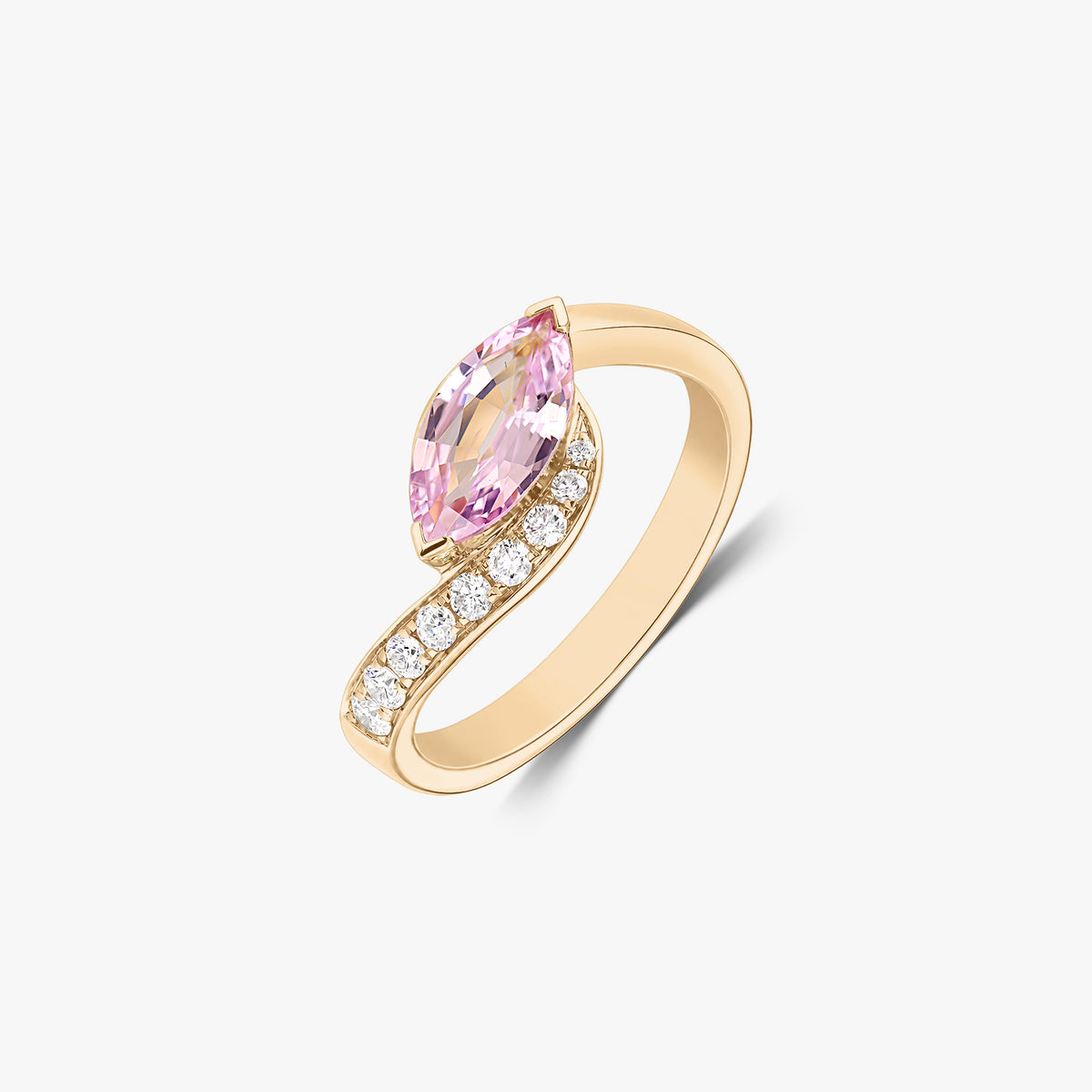 Eleganter 14K-Gelbgold-Bypass-Ring mit einem rosafarbenen Saphir im Marquiseschliff und einer Reihe natürlicher Diamanten, freigestellt vor weißem Hintergrund.