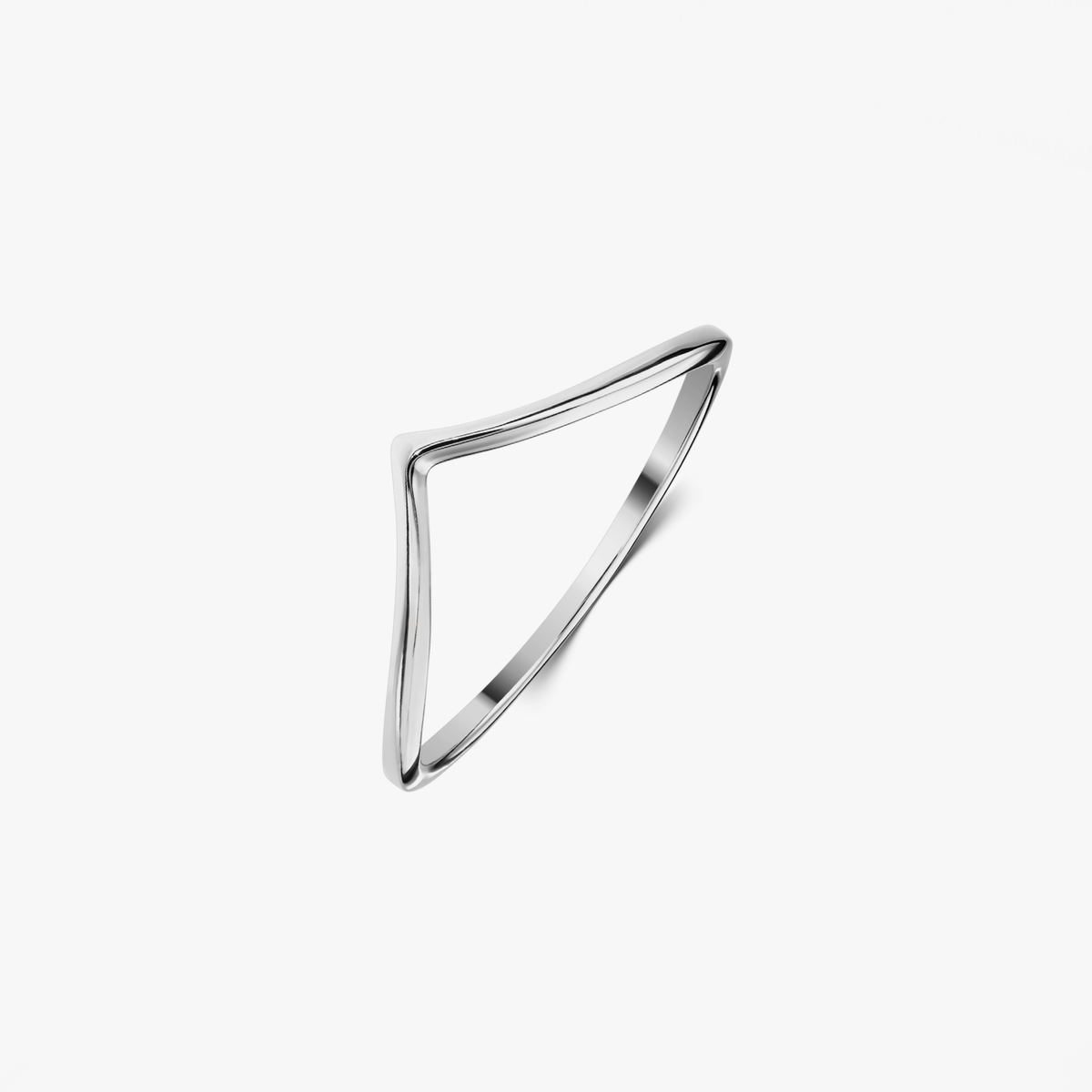 Schlichter V-förmiger Silberring mit minimalistischem Design vor weißem Hintergrund.