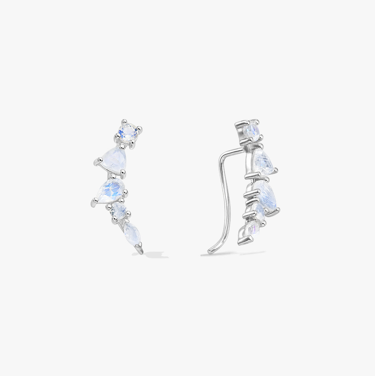 Paar Ear-Climber-Ohrringe aus Sterlingsilber mit Mondstein, in Vorder- und Seitenansicht auf weißem Hintergrund.