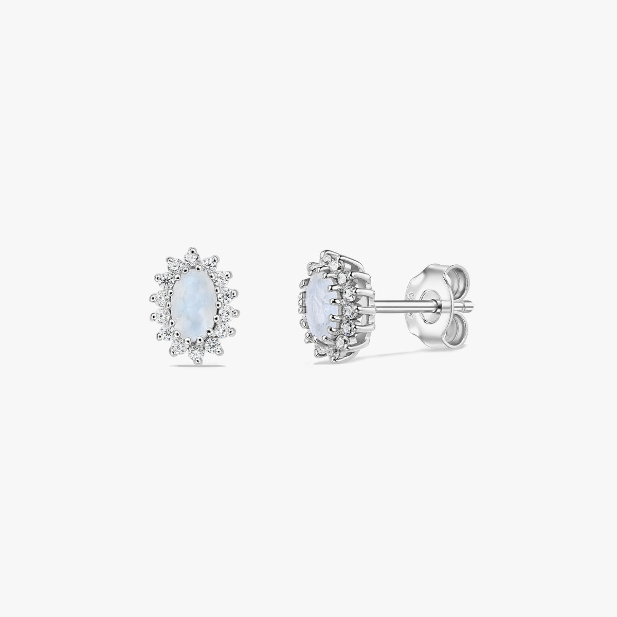 Paar Halo-Ohrstecker aus Sterlingsilber mit Mondstein auf weißem Hintergrund, in Vorder- und Seitenansicht gezeigt, mit ovalen Cabochon-Steinen und Butterfly-Verschlüssen.