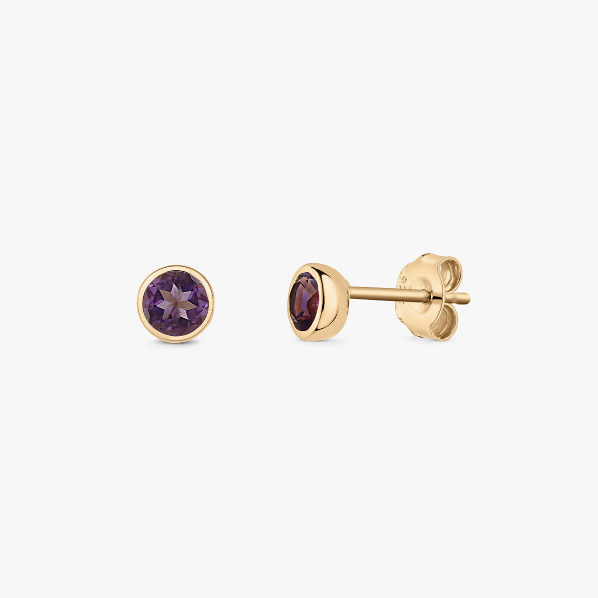 Paar Amethyst-Ohrstecker aus vergoldetem Silber mit runden Zargenfassungen und Butterfly-Verschlüssen auf weißem Hintergrund.
