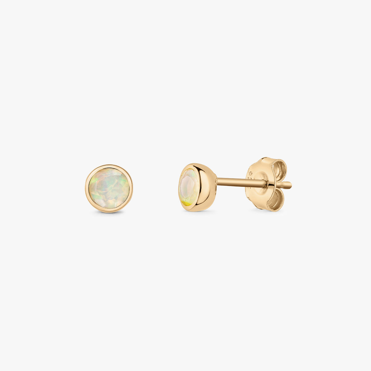Paar goldbeschichteter Sterling-Silber-Ohrstecker mit Opal-Geburtsstein, vorne und seitlich auf weißem Hintergrund gezeigt, runde Steine in Zargenfassung mit Flügelsicherung.