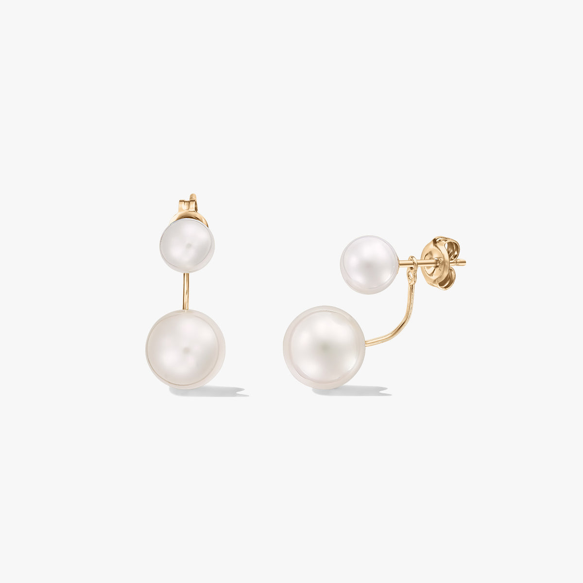 Quadratisches Produktfoto von Ohrsteckern im Ear-Jacket-Design aus 18K Gelbgold mit zwei natürlichen weißen Perlen vor weißem Hintergrund.