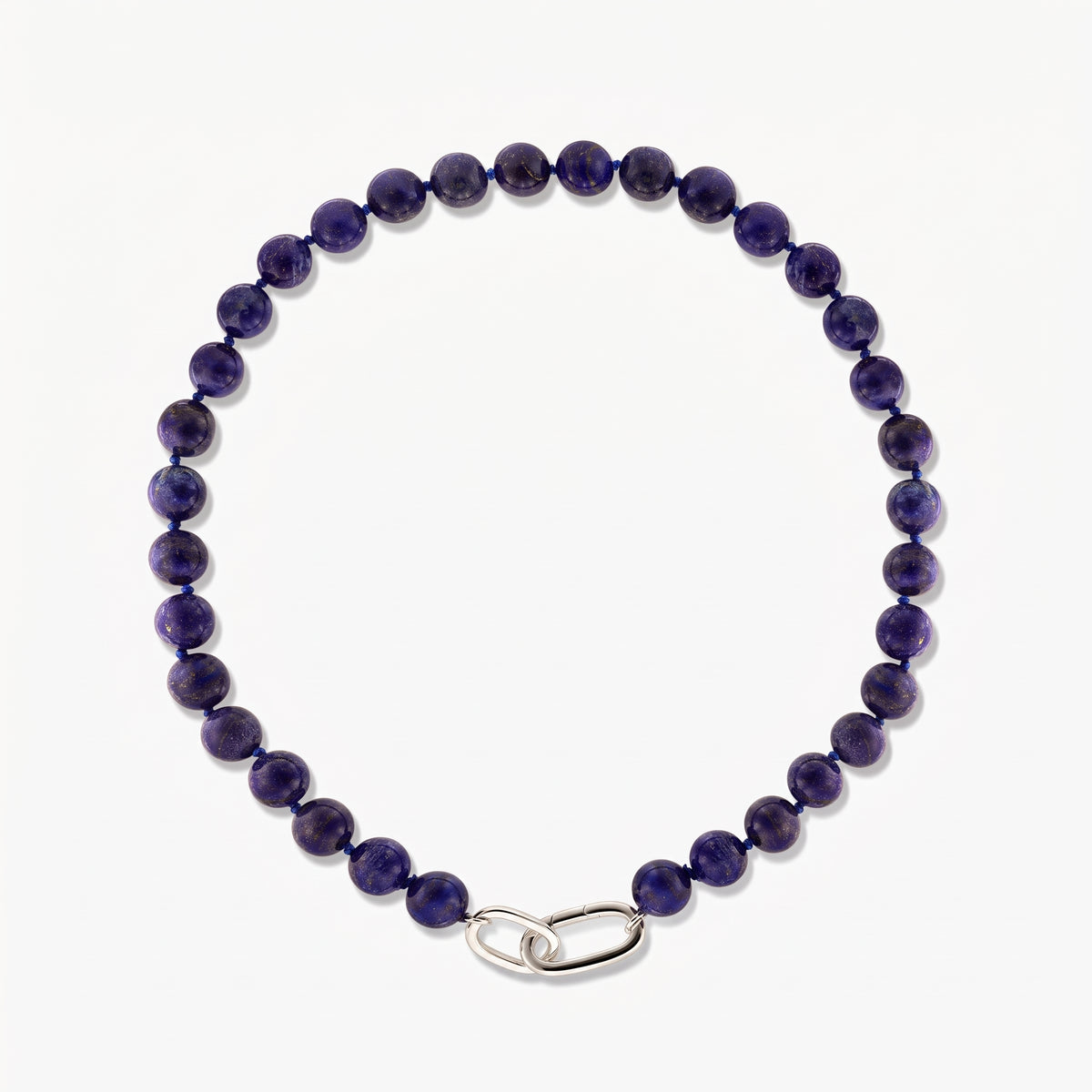 Quadratisches Studiofoto der Mareille Silberkette mit runden Lapislazuli-Perlen und einem polierten Silberverschluss auf weißem Hintergrund.