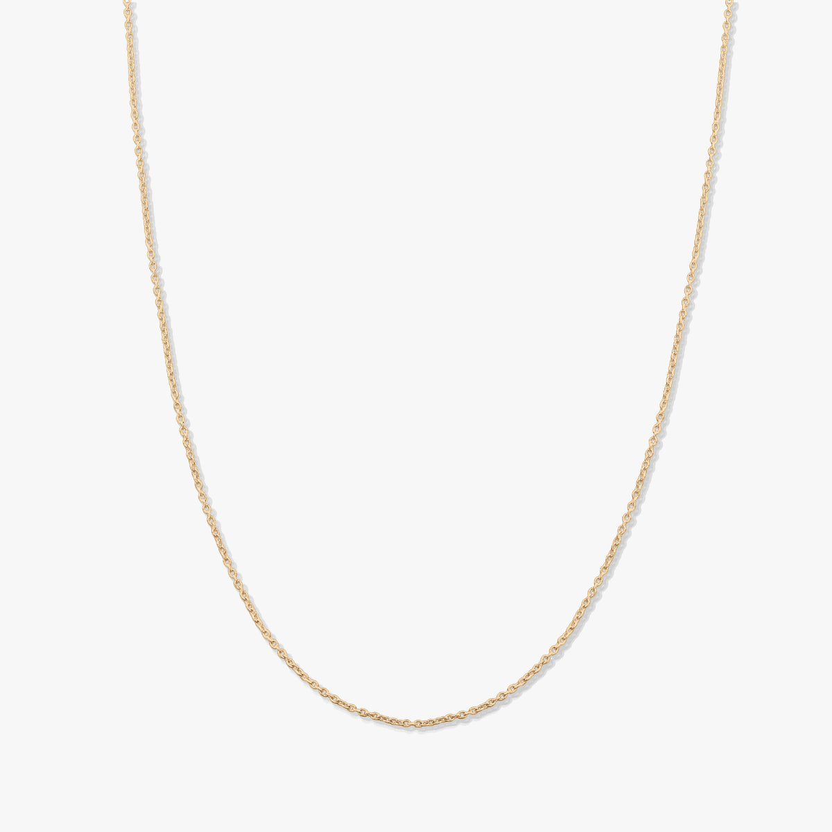 Zarte Halskette aus Gelbgold mit feinen Gliedern, vor weißem Hintergrund ohne Anhänger.