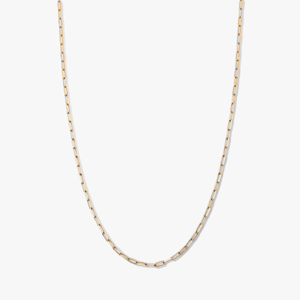 Goldfarbene Paperclip-Gliederkette als Choker aus 925er Silber vor weißem Hintergrund.
