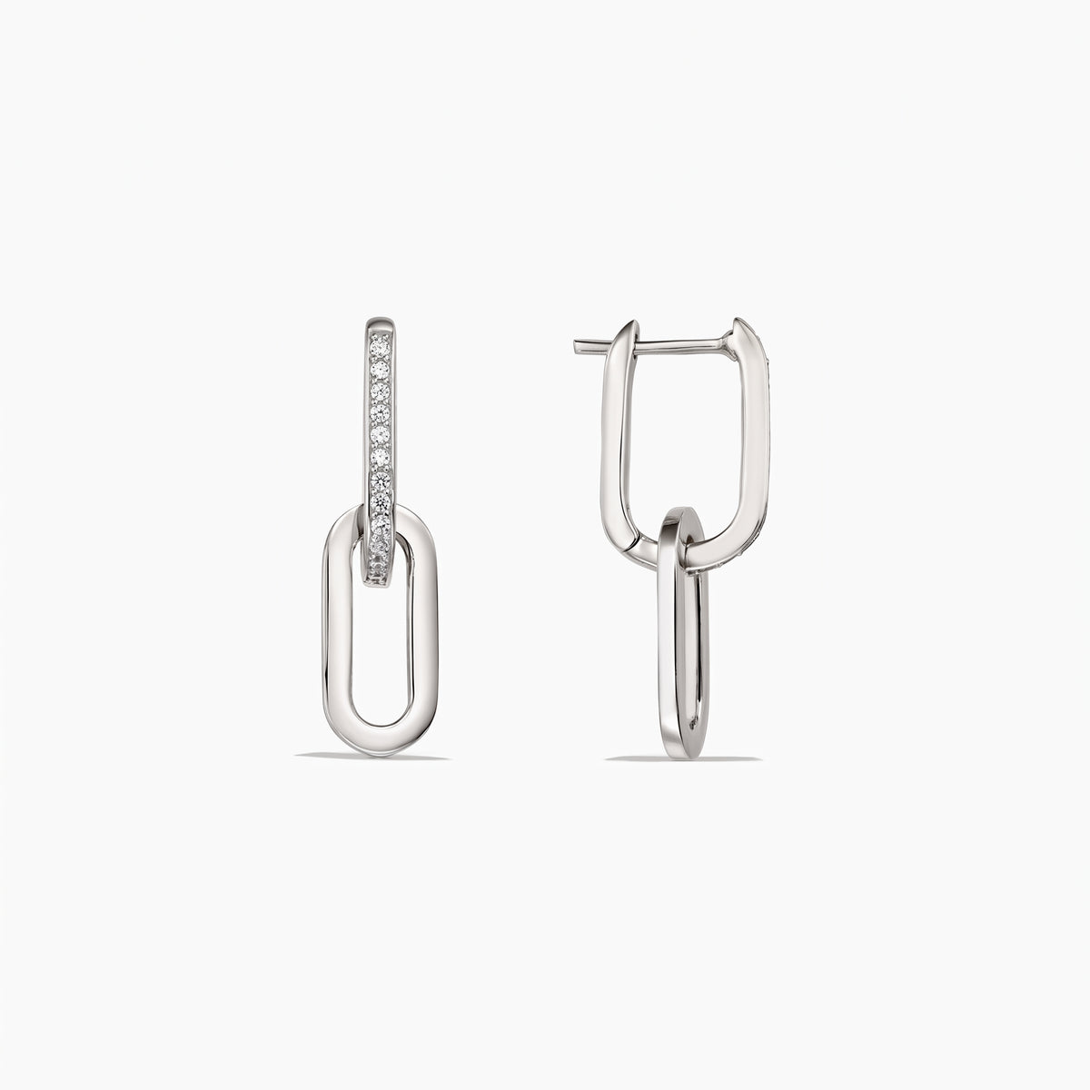 Paar Jessica Ohrhänger aus Silber im Glieder-Design mit klarem Zirkonia-Pavé auf einem vorderen Glied, vor weißem Hintergrund.