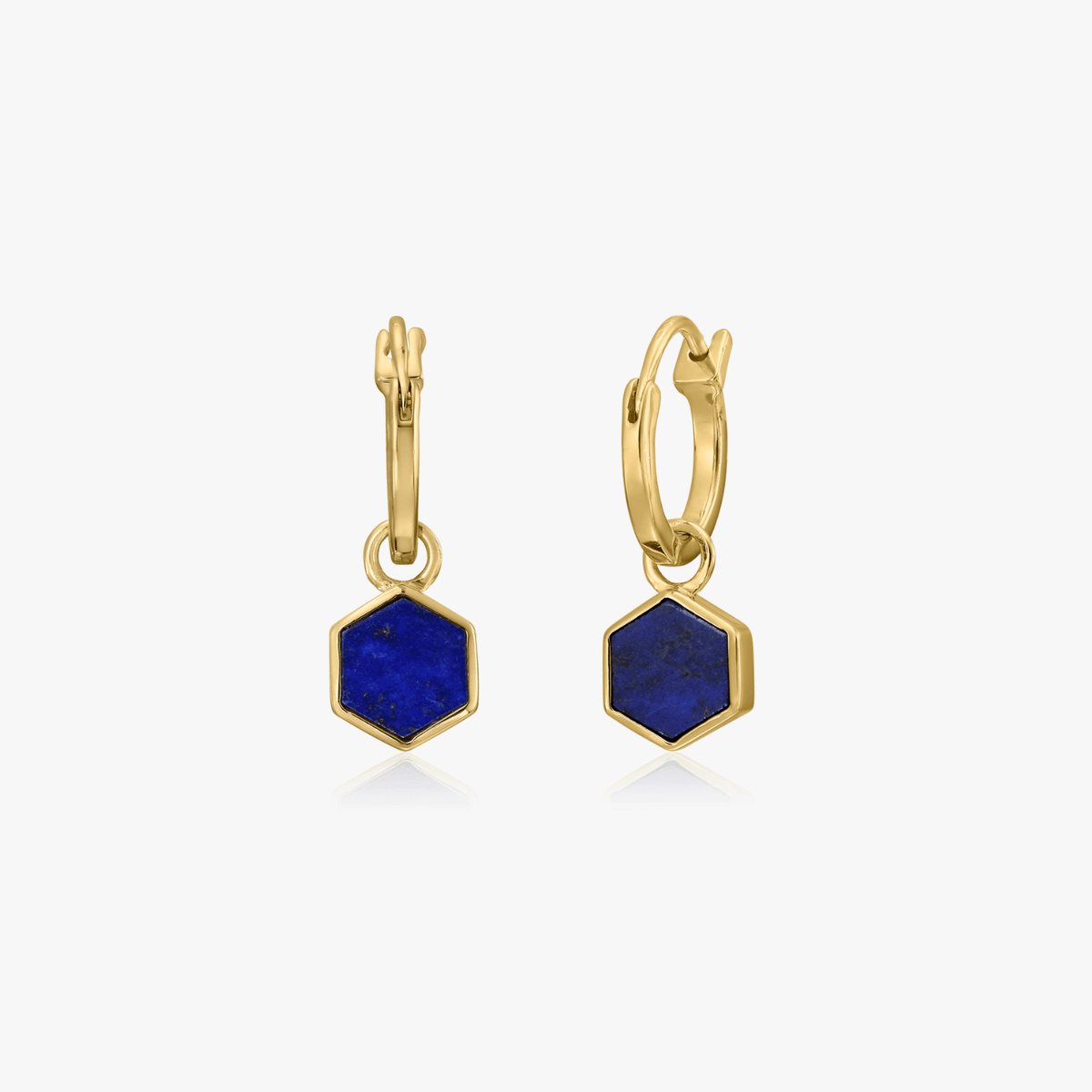 Paar Ohrringe aus vergoldetem Silber mit sechseckigen blauen Lapislazuli-Steinen vor weißem Hintergrund.