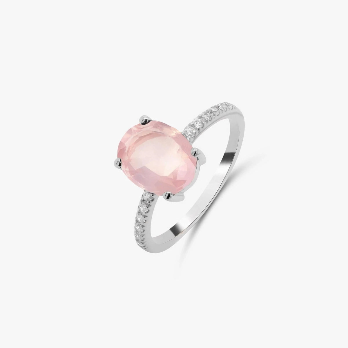 Silberring mit einem Rosenquarz und kleinen Zirkonia-Steinen auf weißem Hintergrund.
