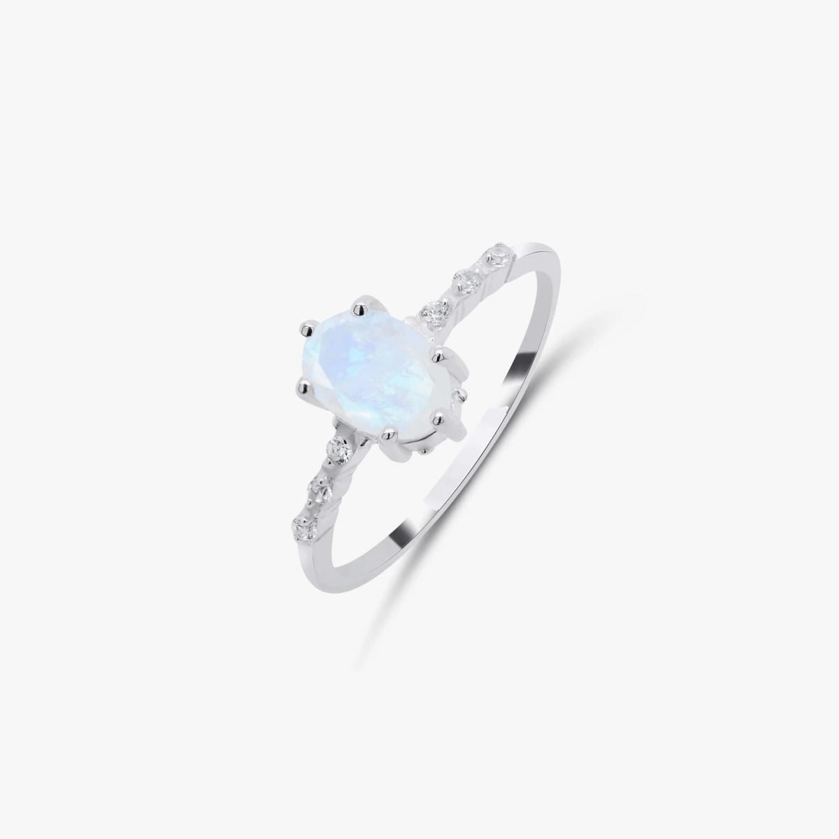 Selah Silver Ring mit einem Mondstein und Zirkonsteinen vor einfarbig weißem Hintergrund.