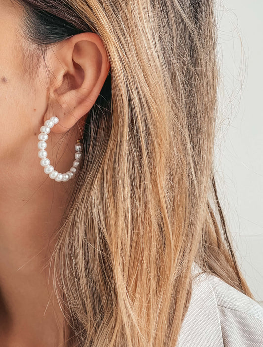 Silber-Creolen Golden Pearl Hoops mit natürlichen Perlen von Indira