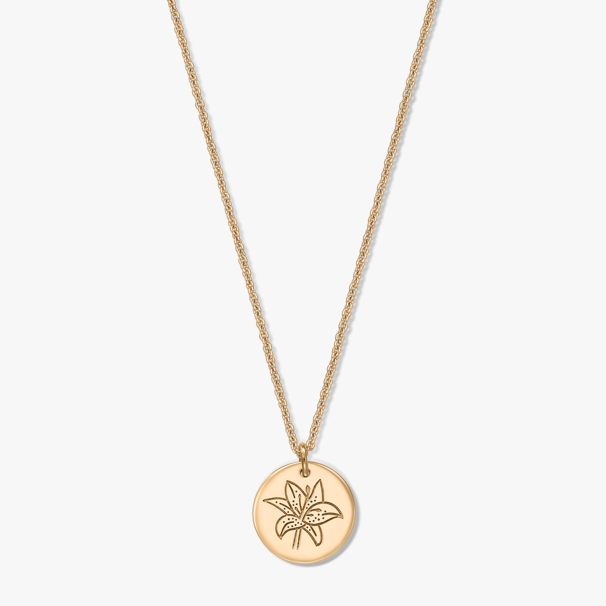 Goldfarbene Halskette aus 925er Silber mit rundem Plättchenanhänger, graviert mit einer Lilienblüte, zentriert auf weißem Hintergrund.