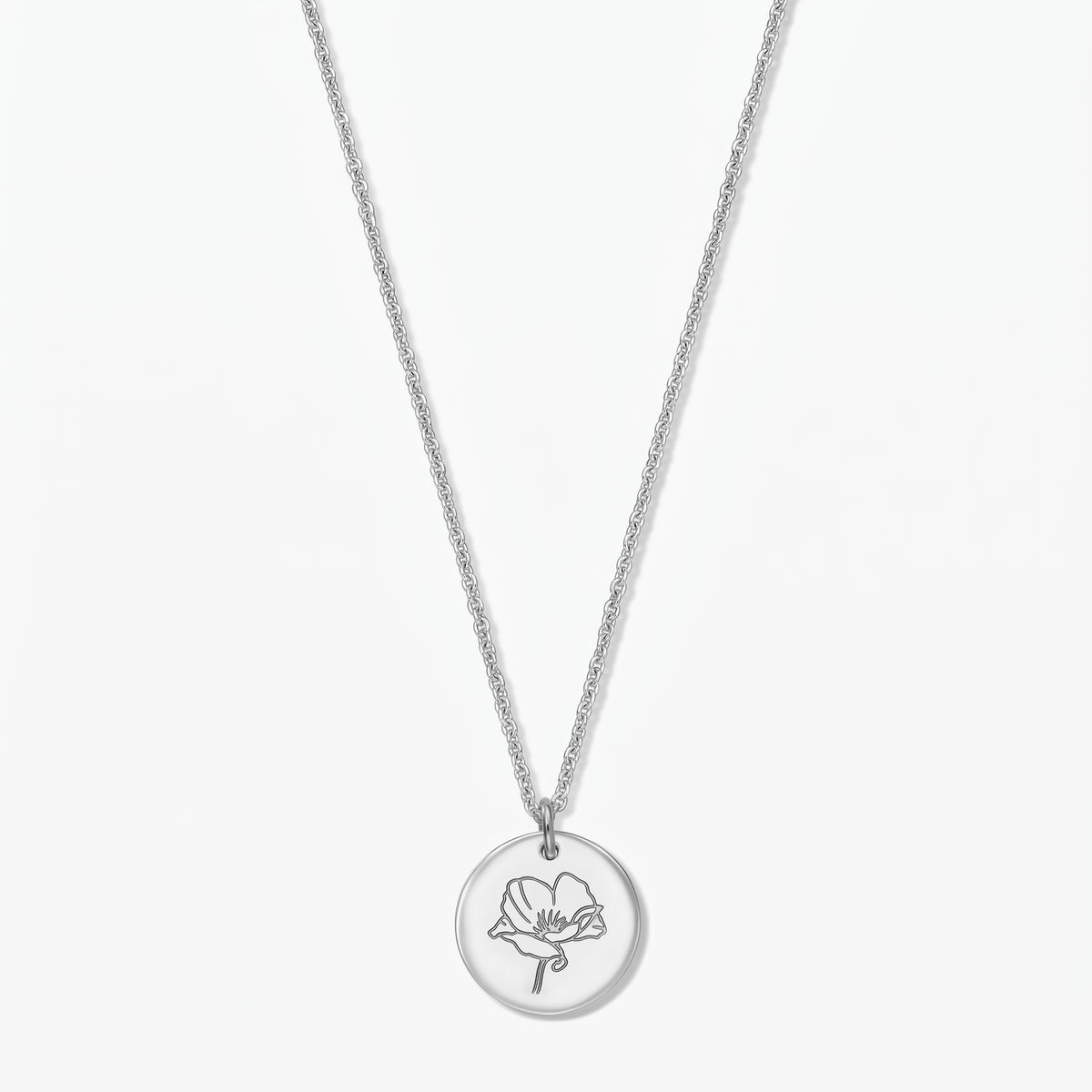 Geburtsblumen-Halskette aus Sterlingsilber mit rundem Scheibenanhänger, graviert mit einer Mohnblume, zentriert auf weißem Hintergrund.