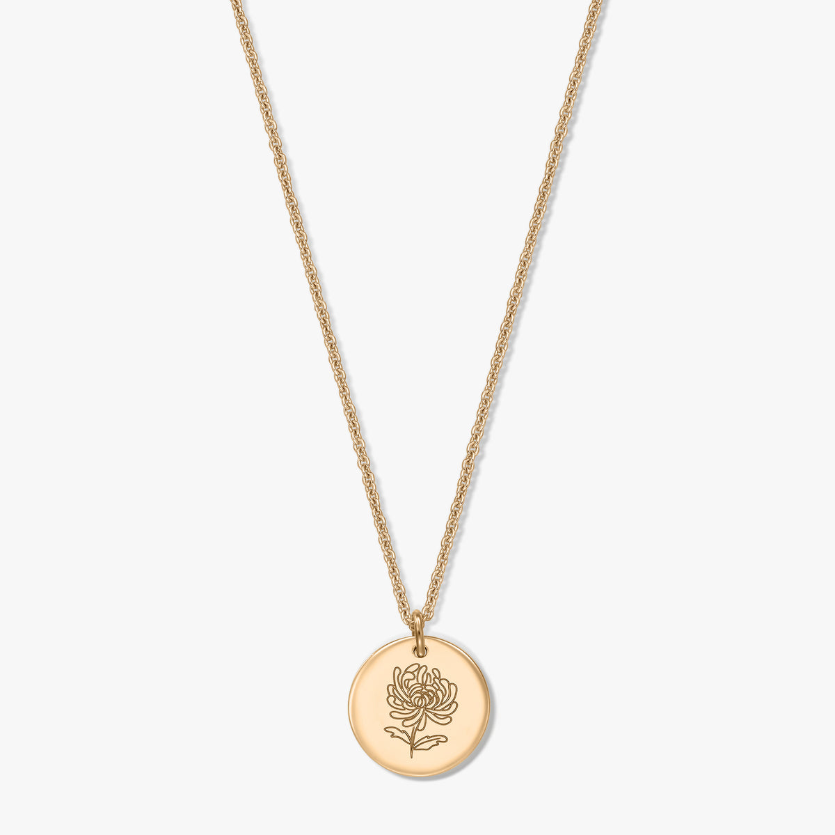 Vergoldete Silberkette mit rundem Münzanhänger, graviert mit einer Chrysantheme – der Geburtsblume des Novembers – vor weißem Hintergrund.