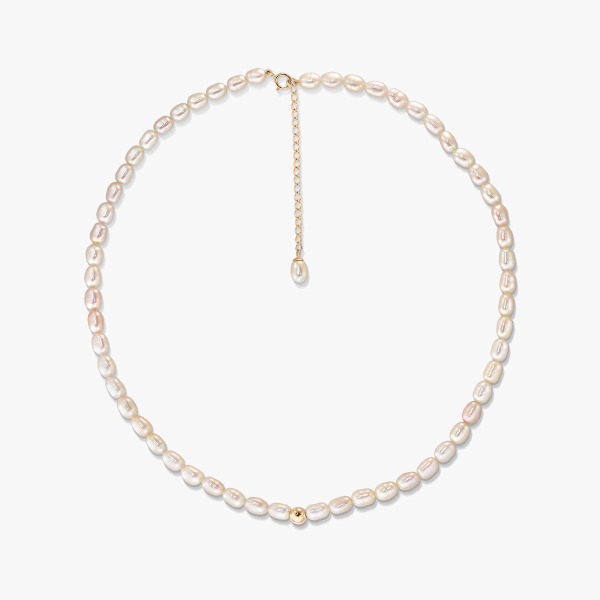 Blair Goldkette mit natürlichen ovalen Perlen, kreisförmig angeordnet auf weißem Hintergrund, mit 14K-Goldverschluss, Verlängerungskette und einer kleinen goldenen Akzentperle.