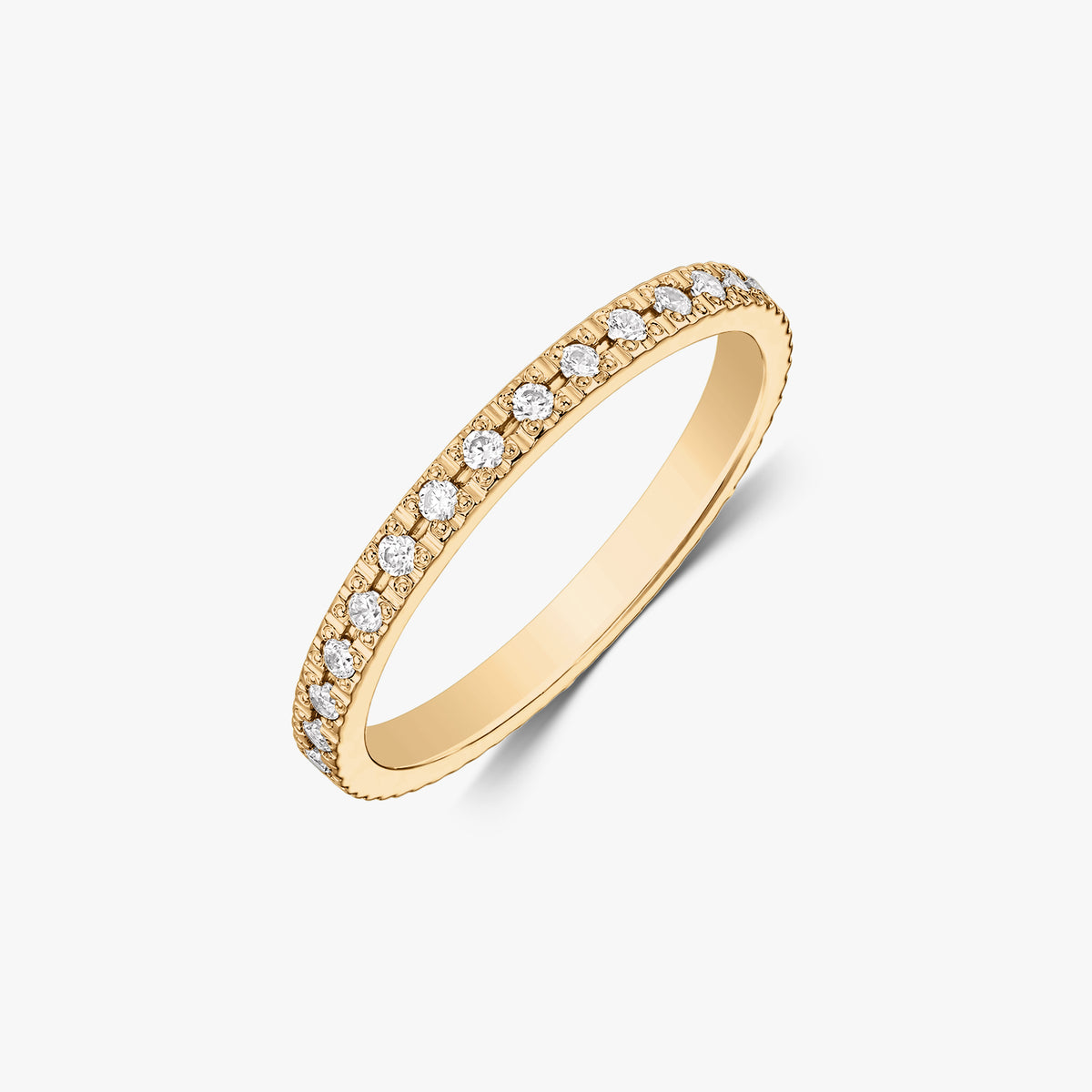 Trauring im Tennis-Stil aus 14K Gelbgold mit runden weißen Zirkonia-Steinen, auf weißem Hintergrund fotografiert.