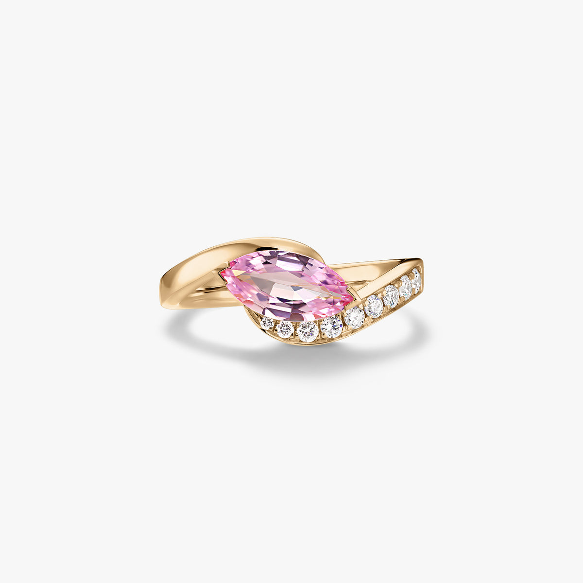 Eleganter 14K-Gelbgoldring mit rosa Saphir im Marquiseschliff und Pavé-gefassten natürlichen Diamanten auf einer Wickelschiene, freigestellt vor weißem Hintergrund.
