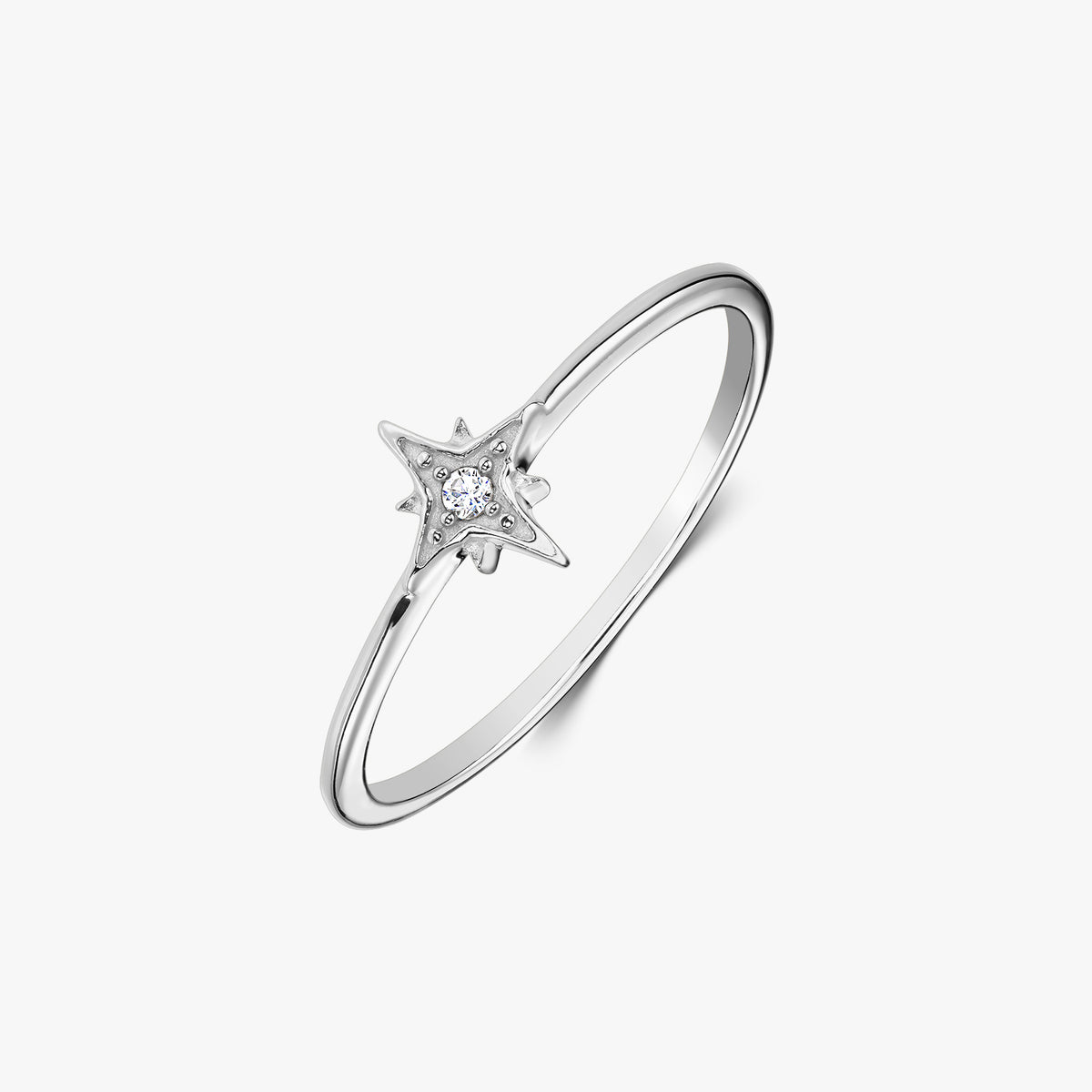 Filigraner Ring aus Sterlingsilber mit sternförmiger Fassung und weißem Zirkonia, auf weißem Hintergrund fotografiert.
