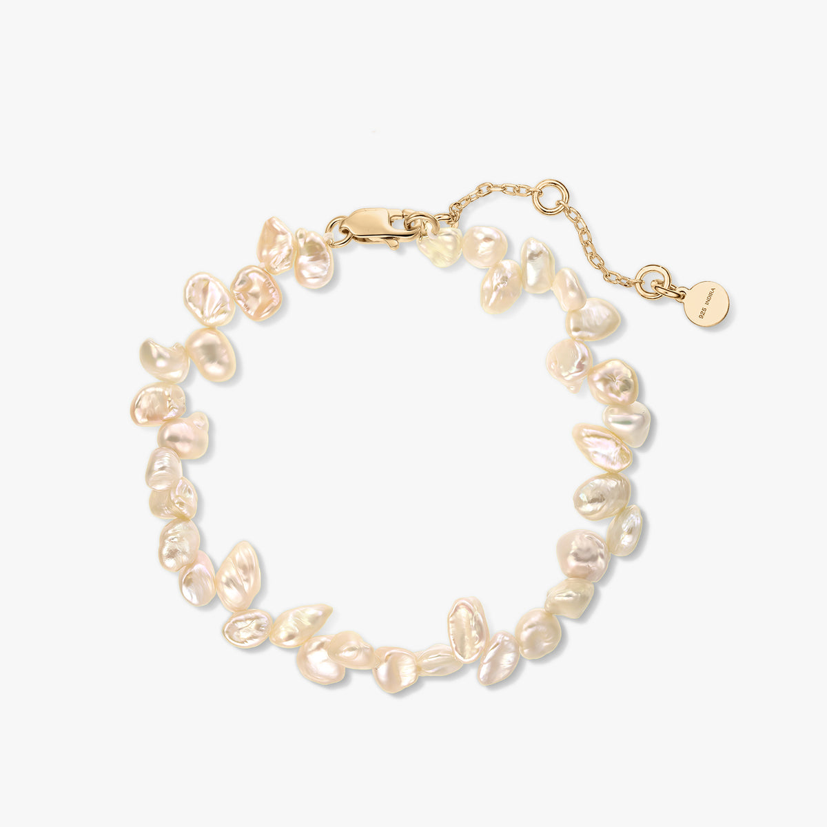 Vergoldetes Armband aus Sterlingsilber mit natürlichen rosafarbenen Keshi-Perlen und Verlängerungskette auf weißem Hintergrund.