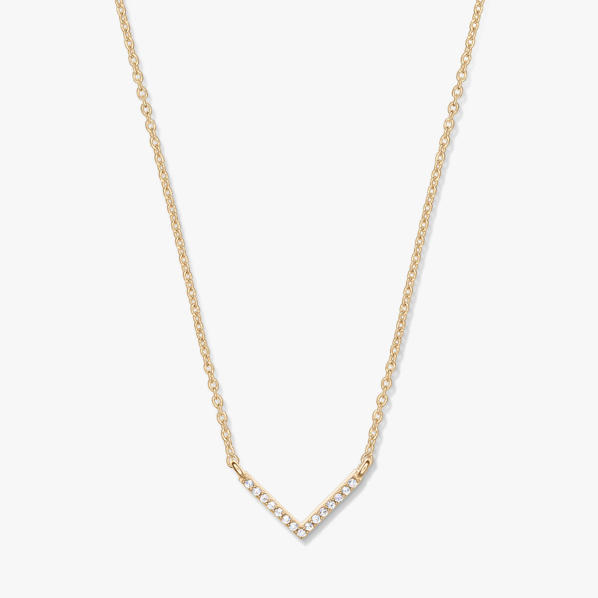 Goldene Halskette mit V-förmigem Zirkonia-Anhänger an einer zarten Kette, vor weißem Hintergrund fotografiert.