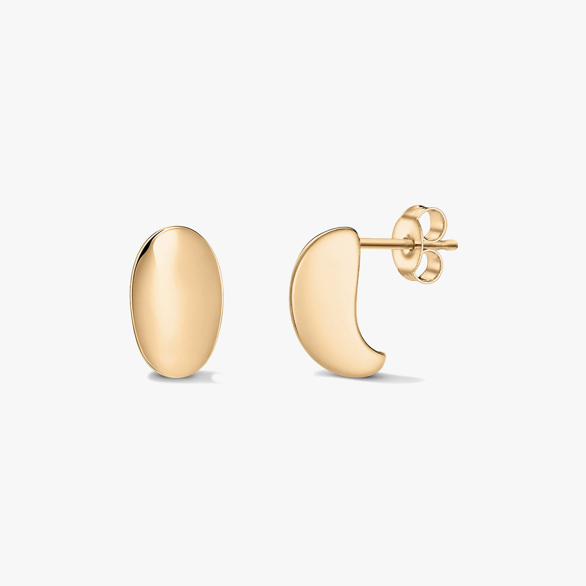 Goldfarbene, halbkugelförmige Steckerohrringe aus Silber auf weißem Hintergrund. Ein Ohrring in der Vorderansicht, der andere in der Seitenansicht mit Stift und Butterfly-Verschluss.