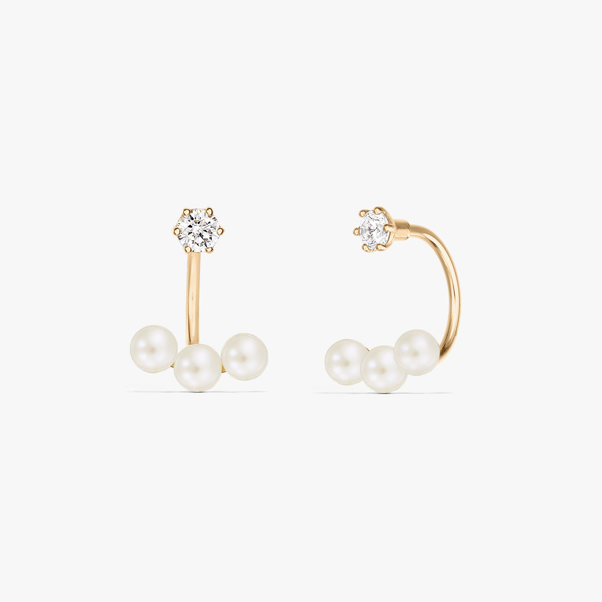 Quadratisches Produktfoto von einem Paar Ear-Jacket-Ohrringen aus 14K Gelbgold mit einem Trio natürlicher Perlen unter einem kleinen runden Ohrstecker, vor reinweißem Hintergrund.