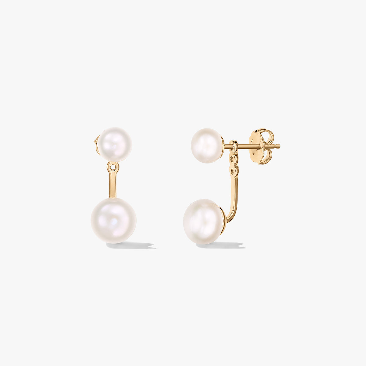 Paar Ear‑Jacket‑Ohrstecker aus vergoldetem Sterlingsilber mit natürlichen weißen Perlen auf weißem Hintergrund – eine Vorderansicht und eine Seitenansicht mit Butterfly‑Verschluss.