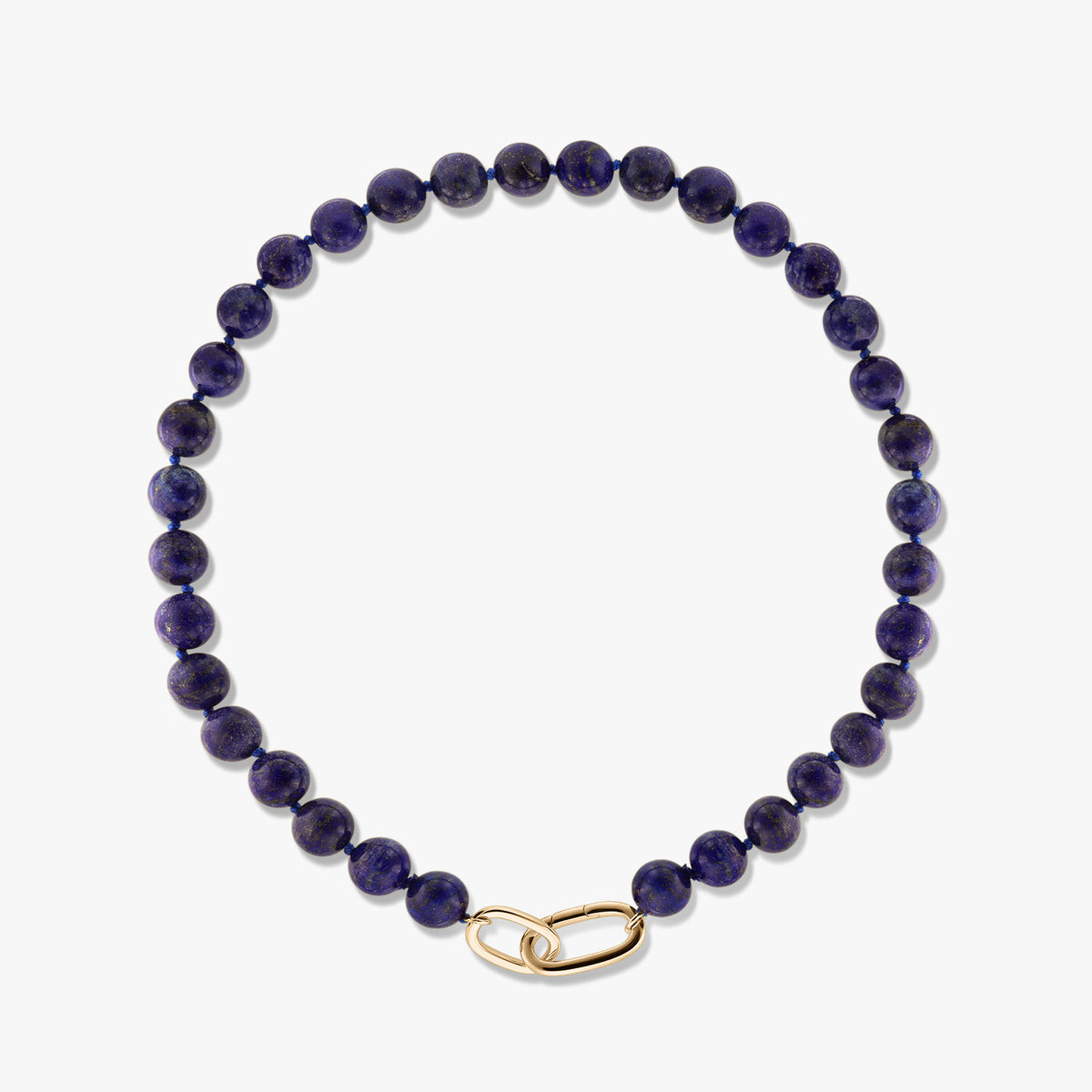 Golden Mareille Silberhalskette mit runden Lapis-Lazuli-Perlen und einem goldfarbenen Karabinerverschluss vor weißem Hintergrund.