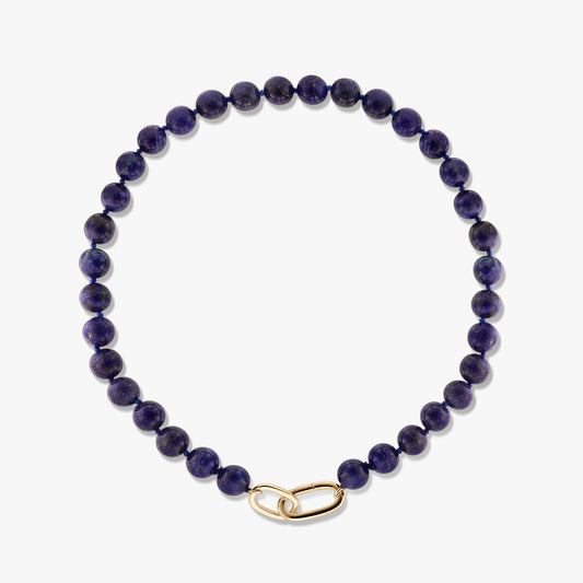 Golden Mareille Silberhalskette mit runden Lapis-Lazuli-Perlen und einem goldfarbenen Karabinerverschluss vor weißem Hintergrund.