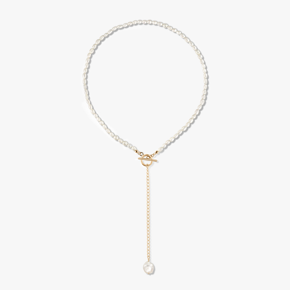 Goldene Jacqueline Halskette aus 14 Karat vergoldetem Sterlingsilber mit Perle, vorderem Knebelverschluss und einer goldenen Verlängerungskette, die in einer einzelnen Perle endet, auf weißem Hintergrund.