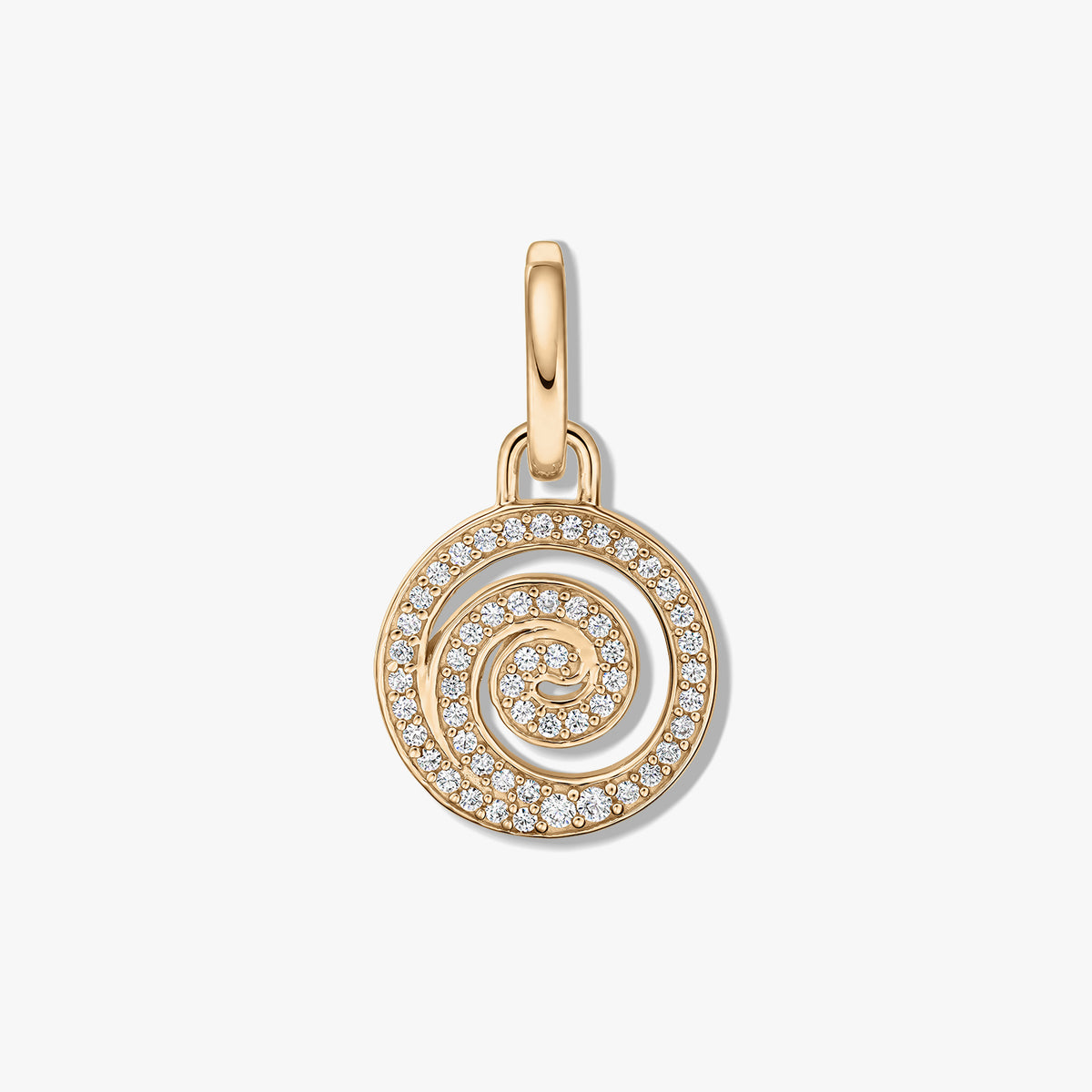 Goldene Spiral-Silberanhänger mit Zirkonia-Pavé, mittig auf weißem Hintergrund fotografiert.