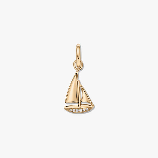 Anhängermotiv eines Segelboots aus Sterlingsilber mit goldfarbenem Finish und klaren Zirkonia-Akzenten vor weißem Hintergrund.