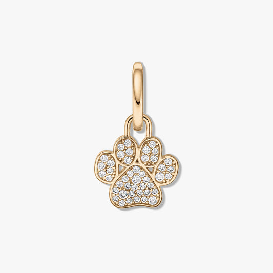 Anhänger in Pfotenabdruck-Design aus sterlingsilber mit gelber Goldplattierung und klarem Zirkonia-Pavé vor weißem Hintergrund.