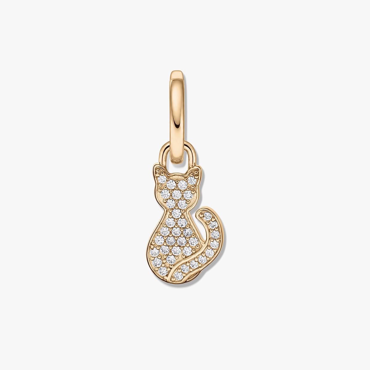 Anhänger in Katzenform aus 925 Sterlingsilber mit goldfarbener Oberfläche und pavé-weißen Zirkoniasteinen, mittig auf weißem Hintergrund abgebildet.