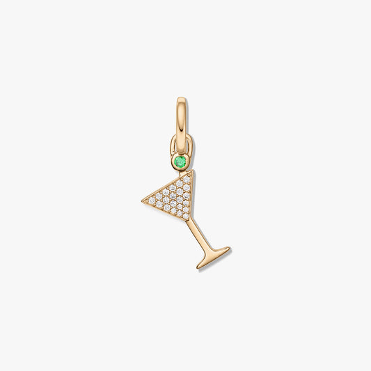 Anhänger aus Sterlingsilber mit Goldton, geformt wie ein Martini-Glas, besetzt mit pavé Klarsicht-Zirkonia und einem kleinen grünen Steinakzent vor weißem Hintergrund.