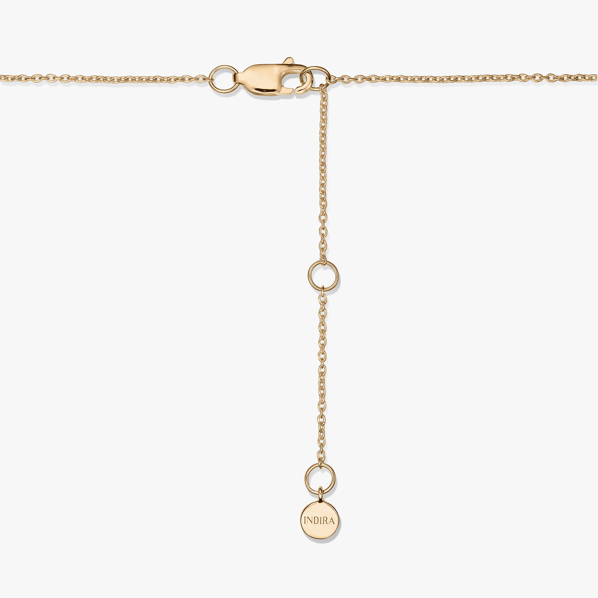 Nahaufnahme eines Halskettenverschlusses aus vergoldetem Sterlingsilber mit verstellbarer Verlängerungskette und kleinem rundem Anhänger mit der Gravur „INDIRA“, vor weißem Hintergrund.