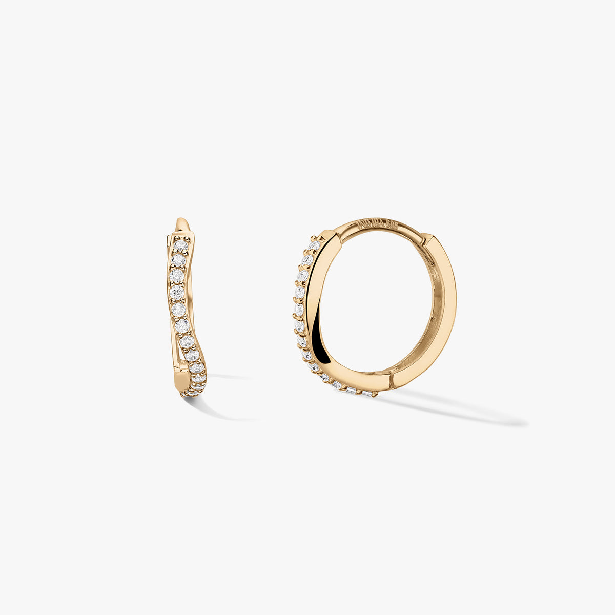 Paar Huggie-Creolen aus 14k Gelbgold mit wellenförmiger Pavé-Reihe aus weißen Zirkonia, auf sauberem weißen Hintergrund – eine Seitenansicht und eine geöffnete Creole zur Darstellung des Verschlusses.