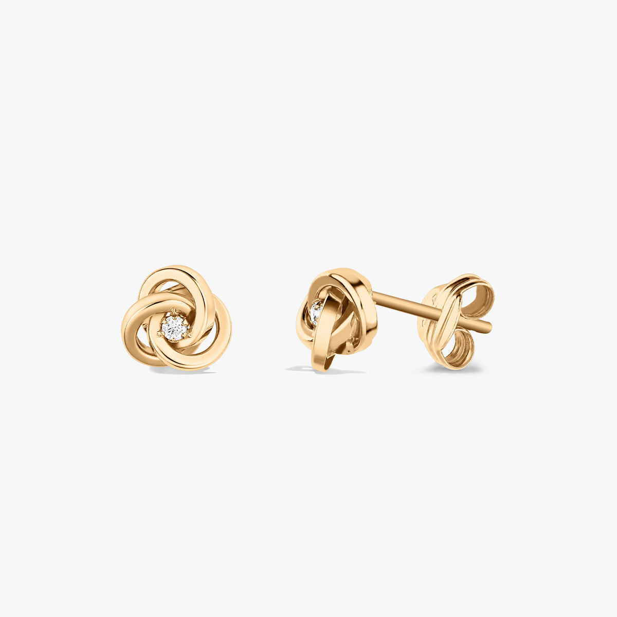 Paar Goldohrringe mit Eternal-Knot-Motiv und Zirkonia-Steinen auf weißem Hintergrund.